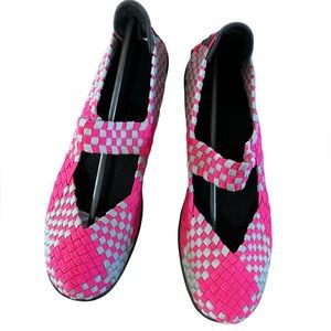 Women’s woven Mary Jane style shoe. Black wedge bottoms with pink & gray top 7.5